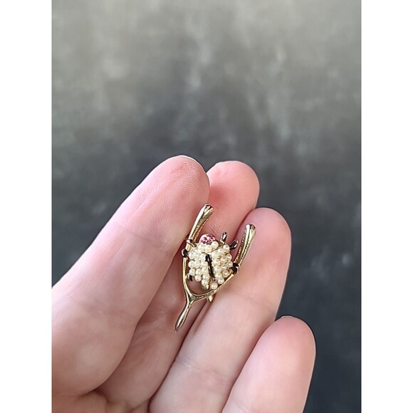 Ladybug On Wishbone Faux Pearl And Rhinestone Brooch Vintage Costume Jewelry - Picture 1 of 10